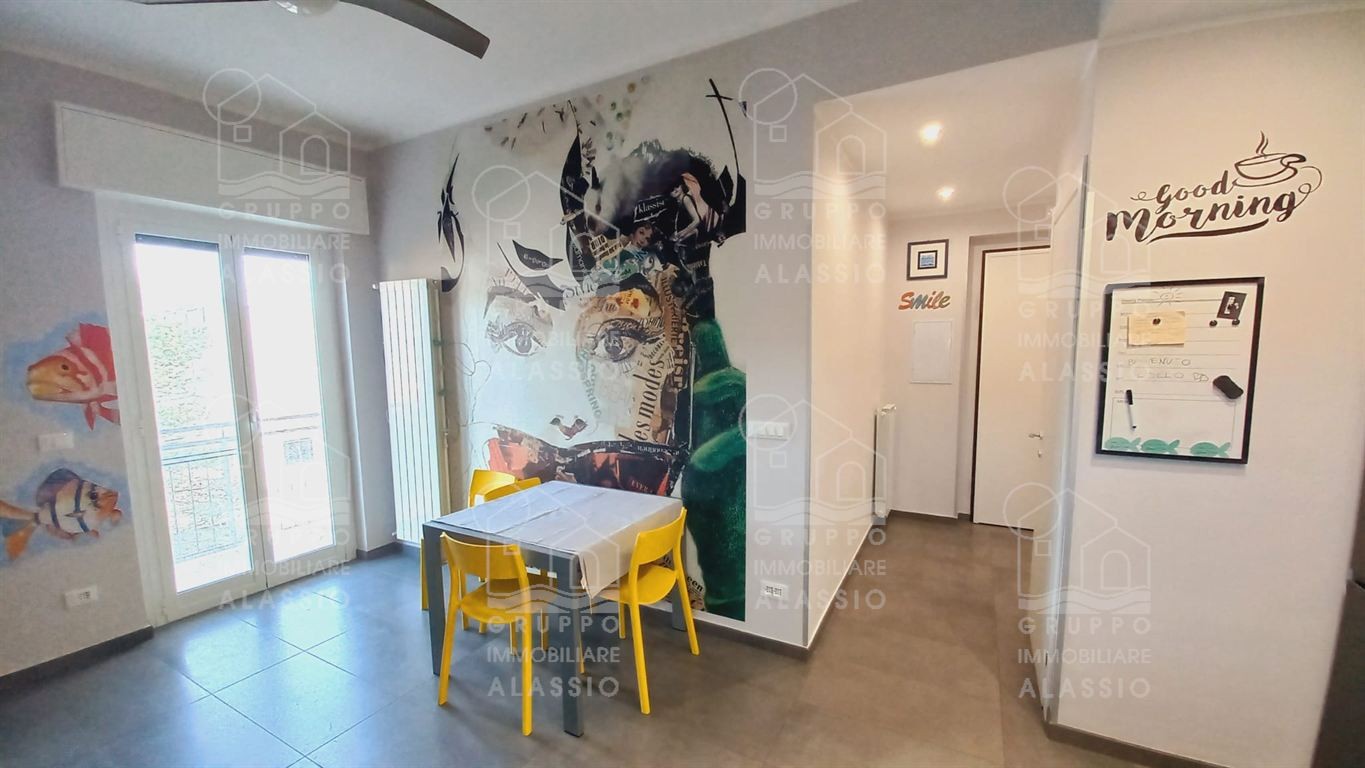 Alassio, trilocale con box auto.