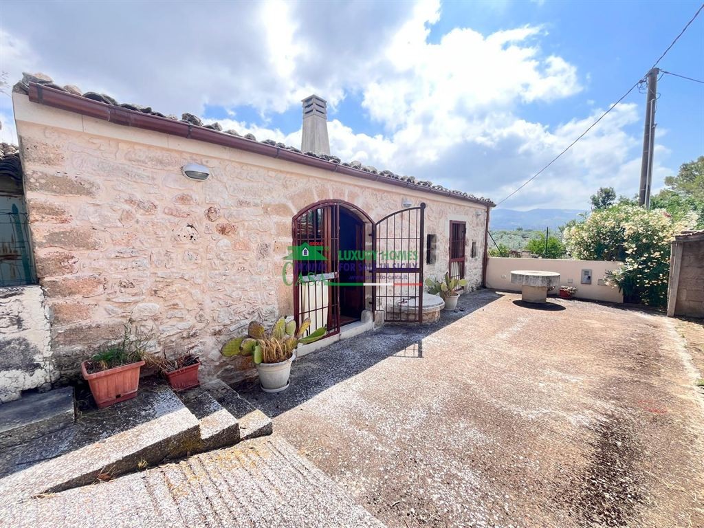 Rif: 2732 - Villa ristrutturata immersa nella natura con ampi spazi esterni – Chiaramonte Gulfi