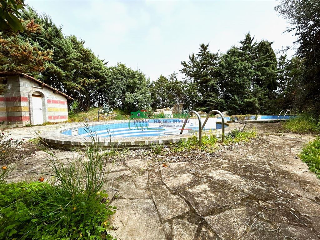 VILLA BIFAMILIARE DA RISTRUTTURARE