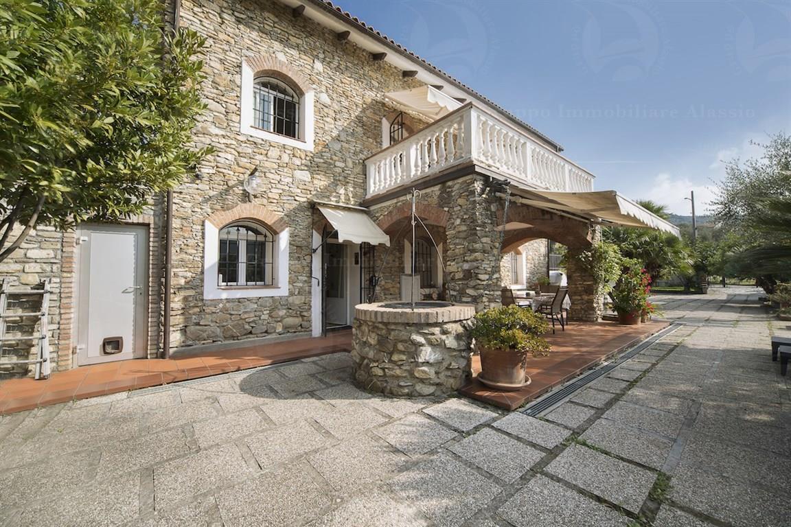 Incantevole villa in pietra con ampio terreno piantumato e depandance