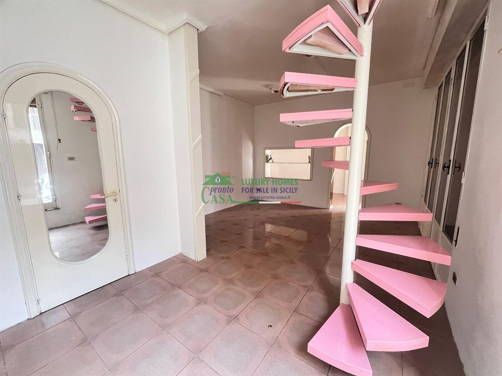 Rif:2704 - Casa indipendente su due livelli con terrazzo e spazi luminosi, Comiso