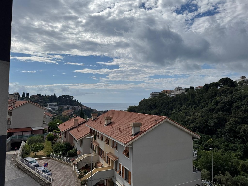 Alassio, a soli 1,5 km dal mare, proponiamo elegante villa a schiera su più livelli,  dotata di ingresso indipendente e libera su tre lati. cantina e garage