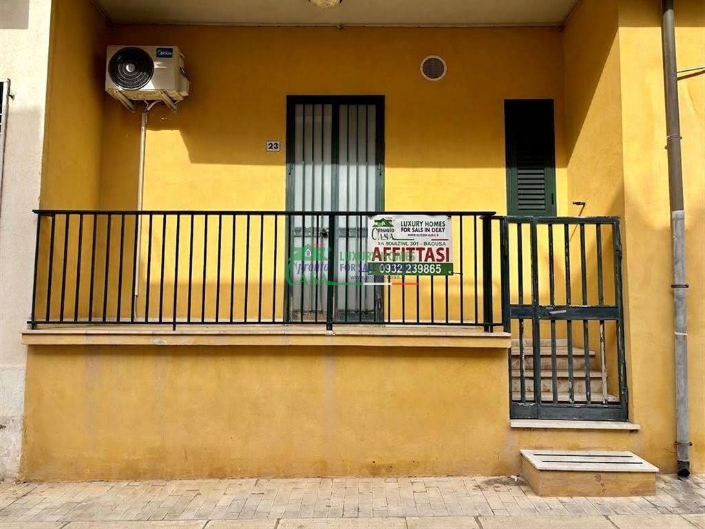 Rif. 2293 - Appartamento già abitabile, con veranda a Marina di Ragusa centro da Ottobre a Maggio