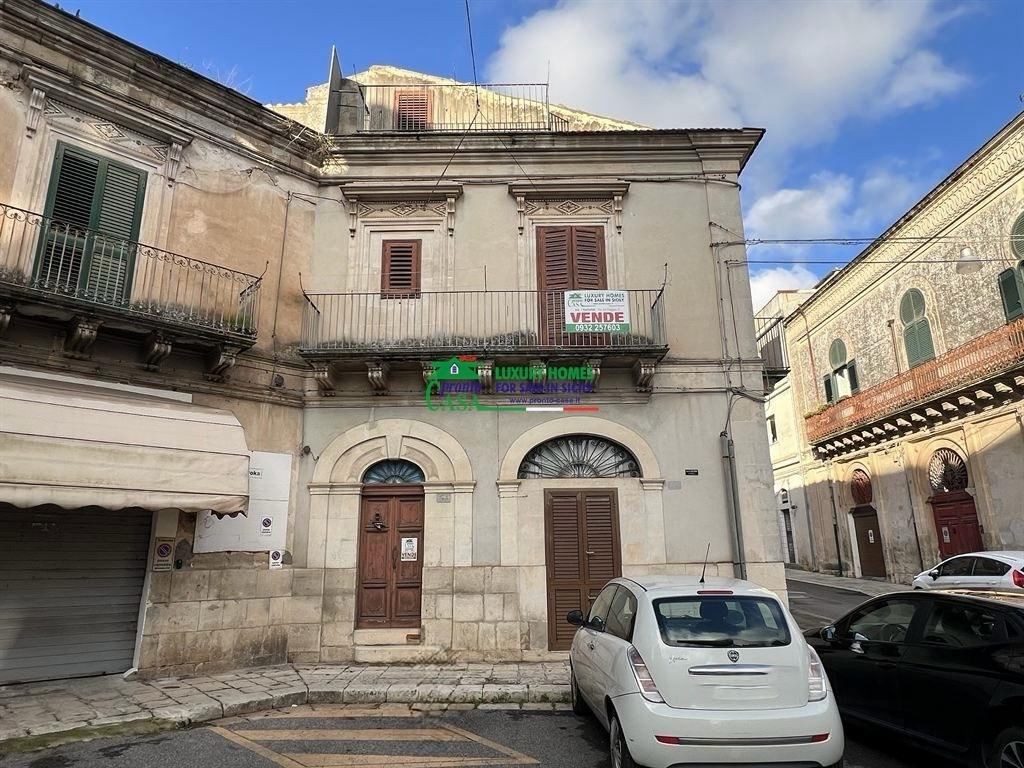 Rif. 9599 - Palazzetto d'Epoca con tripla esposizione in 