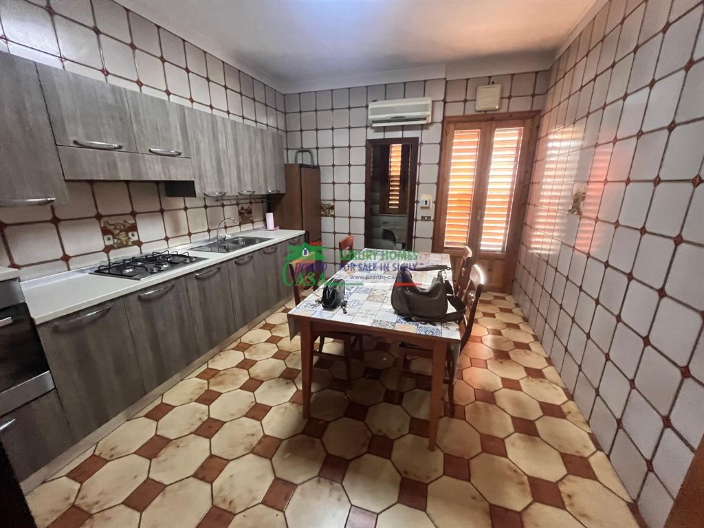 Rif:2684 - Ampio appartamento con garage di 140 mq, giardino e terrazza - Comiso