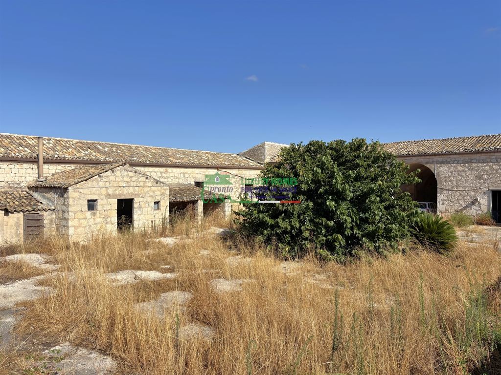 Rif.2671 - Casale in pietra con Baglio e Terreno a Modica