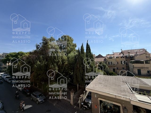 ALASSIO: Proponiamo grande alloggio in via Dante