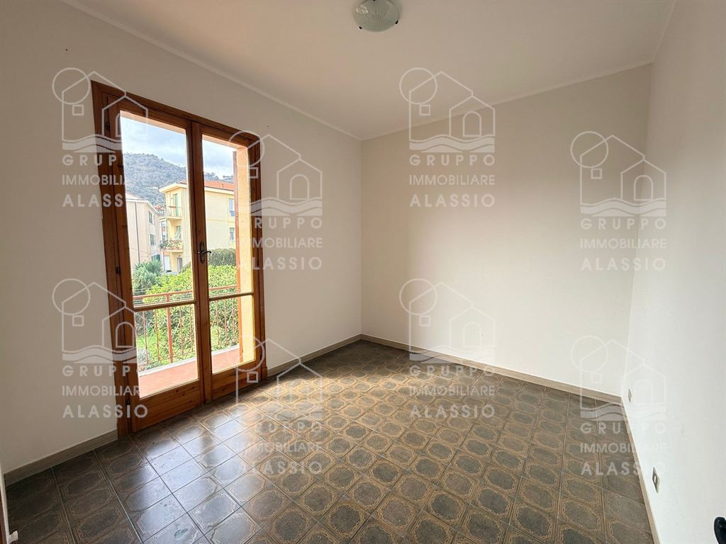 Luminoso alloggio di ampie dimensioni