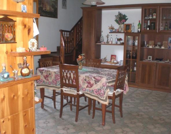 Vendita di una casa singola in buono stato a Civitella di Romagna, con cinque camere da letto, tre bagni, giardino, garage, cantina, balconi e ingresso indipendente